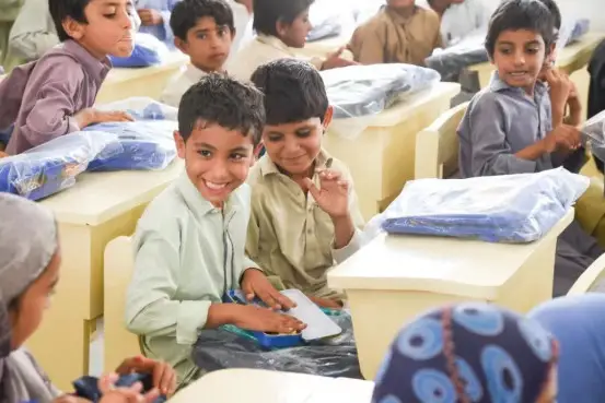 Students of a school in Gwadar, Pakistan donated by China Foundation for Peace and Development receive new stationery. (Photo by Xie Wenyuan)