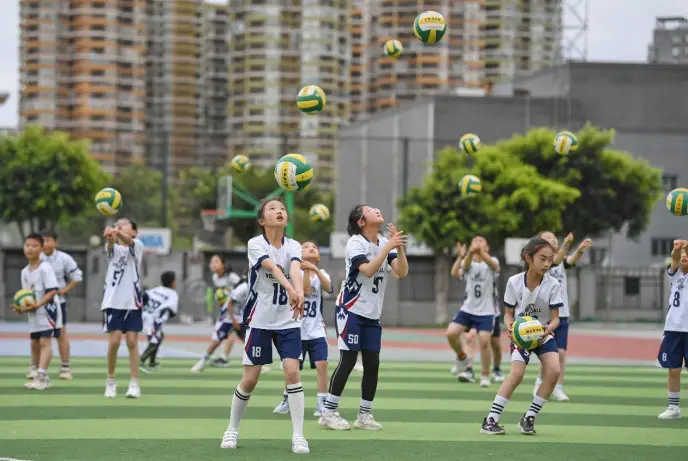 Students of a primary school in Chengdu, southwest China's Sichuan province practice volleyball. (Photo by Li Xiangyu/People's Daily Online)