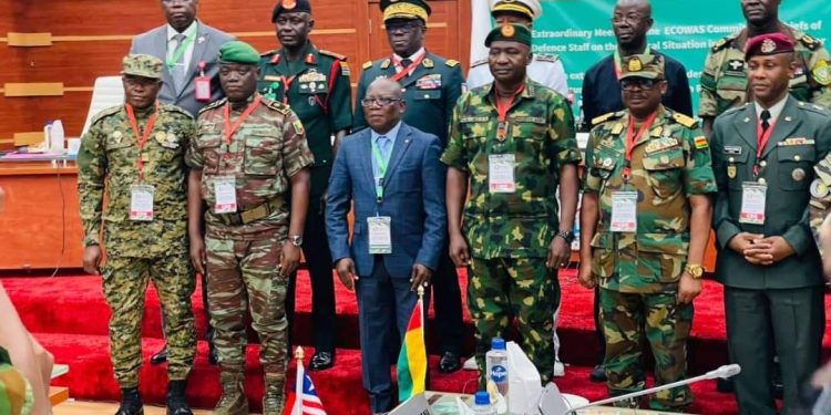 Les chefs d'état-major de la Cédéao, à l'exception du Mali, du Burkina Faso, du Tchad, de la Guinée et du Niger, posent pour une photo de groupe lors de leur réunion extraordinaire à Abuja, au Nigeria, le vendredi 4 août 2023, pour discuter la situation au Niger. AP - Chinedu Asadu