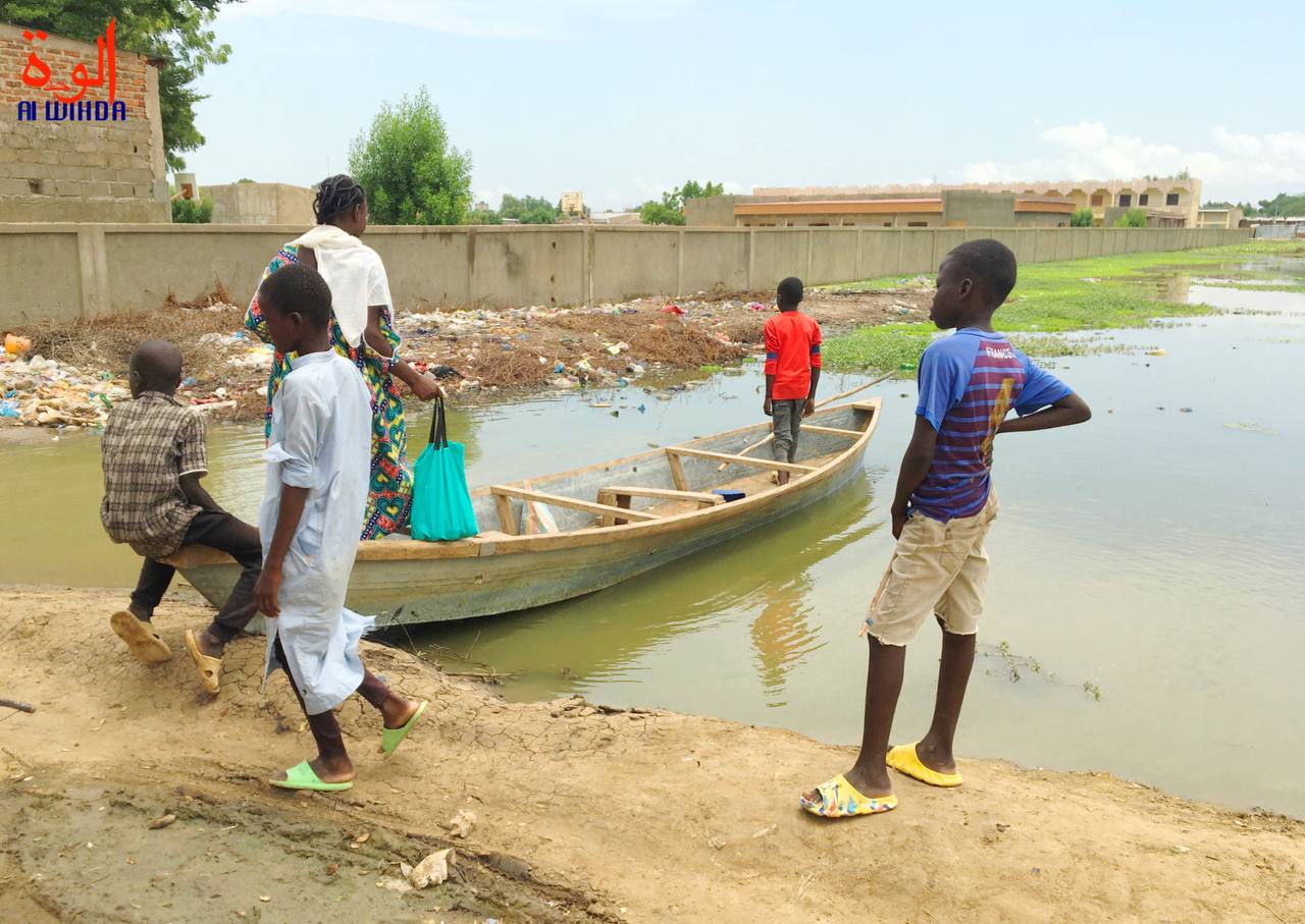 N’Djamena : les quartiers périphériques utilisent déjà des pirogues pour se déplacer. © Mbainaissem Gédéon/Alwihda Info