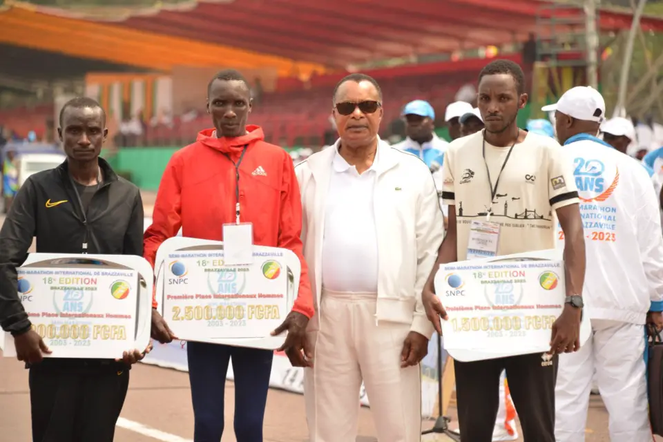 Sassou N'Guesso et le tiercé international gagnant (Kipyego, le champion en rouge)