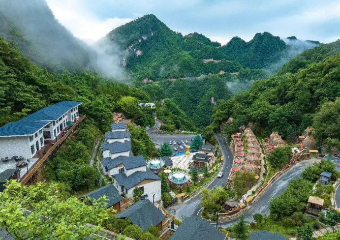 After rehabilitation of a mining area, Yaozhihe village in Baokang county, central China's Hubei province builds a cluster of B&B hotels at the former site of the mining area. (Photo by Yang Dong/ People's Daily Online)