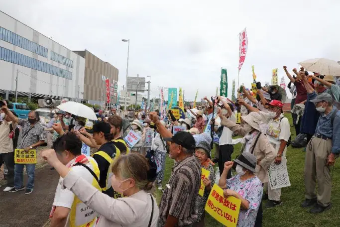 A protest initiated by Japanese opposition parties and labor unions attreacts about 500 Japanese citizens near the Port of Onahama, the largest port in Japan's Fukushima. They gather to protest the Japanese government and Tokyo Electric Power Company's (TEPCO) decision on releasing nuclear-contaminated wastewater into the Pacific Ocean . (Photo by Yue Linwei/People's Daily)
