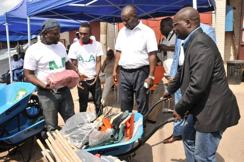 Association Demain le Congo (ADC) : remise d’un lot de matériel pour l’assainissement du quartier Bifouiti à Brazzaville