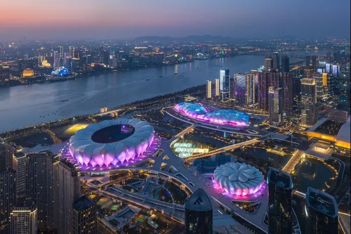 Photo shows a night view of the Hangzhou Olympic Sports Center Stadium, the main venue of the Hangzhou Asian Games. (Photo by Ding Junhao/People's Daily Online)