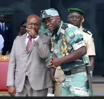 Le président déchu Ali Bongo et le nouveau président de transition, le général Oligui Nguema. © DR