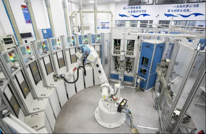 A robotic arm works in a laboratory of a technology center of China Baowu Steel Group Corporation. (Photo by Tan Jianrong/People's Daily Online)