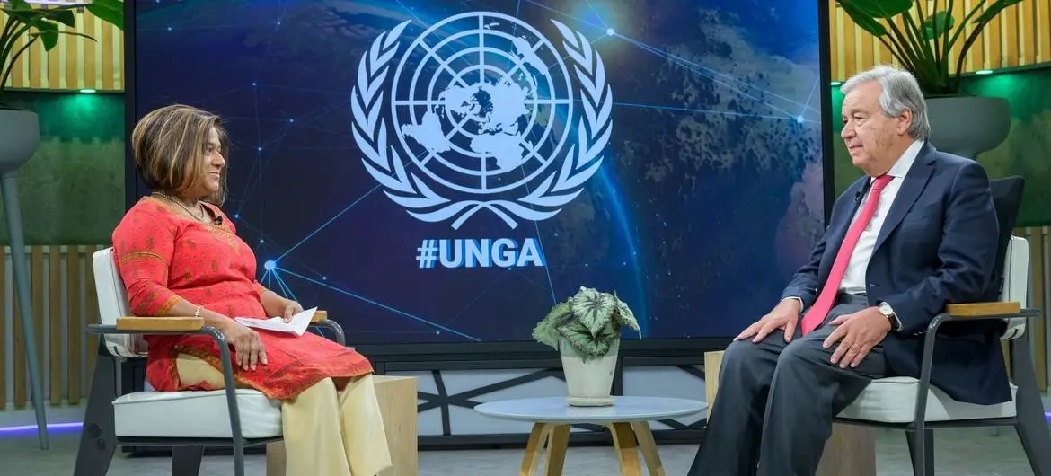 Le Secrétaire général António Guterres (à droite) est interviewé par Mita Hosali, Directrice adjointe de la Division de l’information et des médias au sein du département de la communication globale des Nations Unies. © ONU/Mark Garten