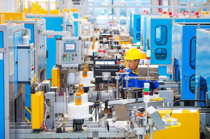 An employee works in a workshop of an intelligent cable industrial park in Changji Hui autonomous prefecture, northwest China's Xinjiang Uygur autonomous region. (Photo by He Long/People's Daily Online)
