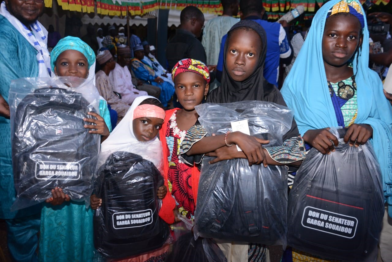 Cameroun : Un sénateur offre 500 kits scolaires et paie les frais examens scolaires de 100 élèves de Garoua