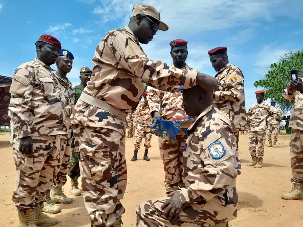 Tchad : décoration de deux officiers généraux au Sila