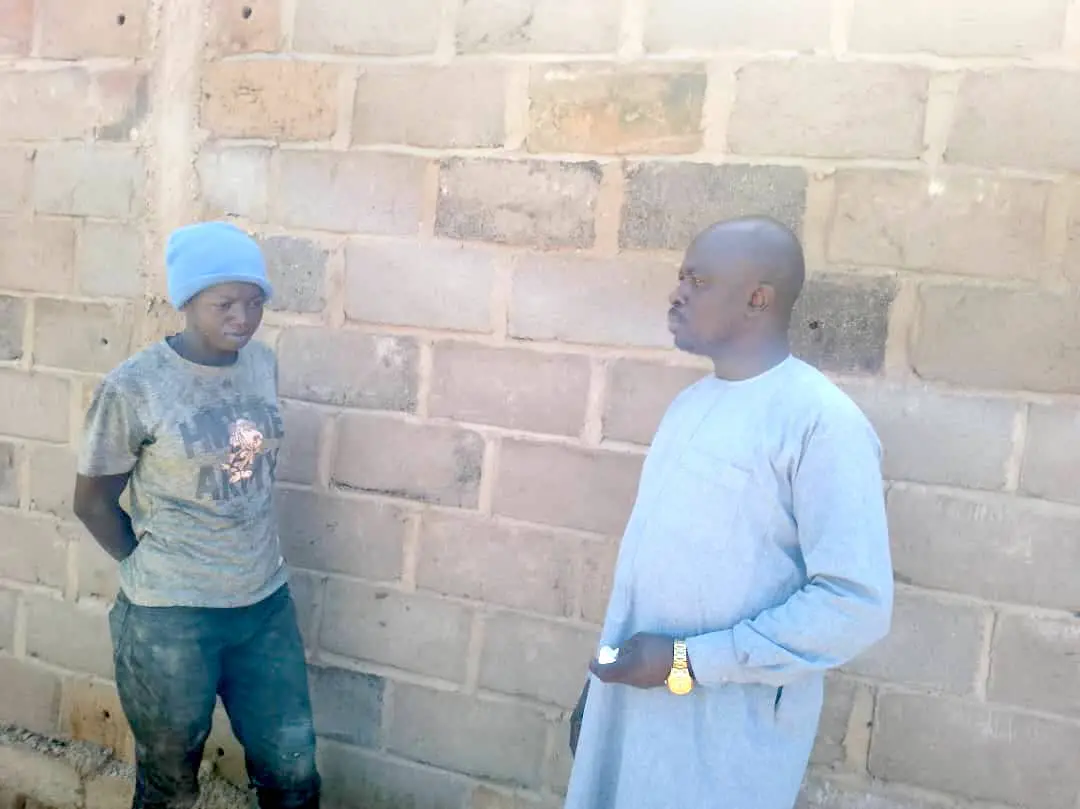 Tchad : la jeune aide-maçon de Pala reçoit une bourse d'études et de l’aide des autorités