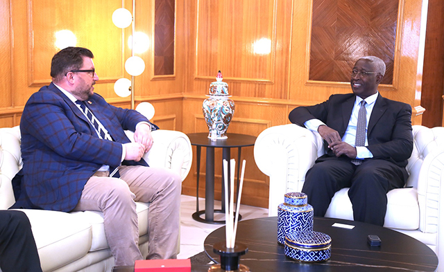 Gabon-Suisse : le PM Ndong Sima reçoit l’ambassadeur Chasper Sarott Gabon-Suisse : le PM Ndong Sima reçoit l’ambassadeur Chasper Sarott