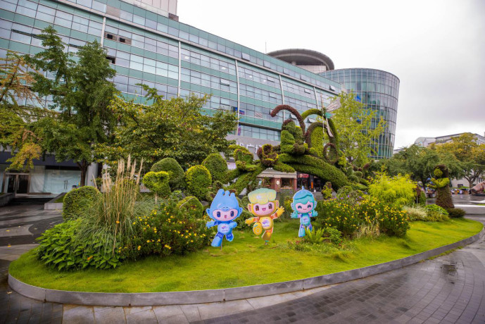 Photo shows a flower bed with the mascots of the Hangzhou Asian Games on Dongpo Road, Hangzhou, east China's Zhejiang province. (Photo by Zhang Wujun/People's Daily)