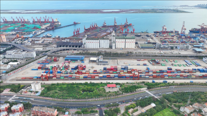 Containers are about to be loaded onto China-Europe freight trains at the China-Kazakhstan (Lianyungang) logistics cooperation base in east China's Jiangsu province, Sept. 15, 2023. (Photo by Geng Yuhe/People's Daily Online)