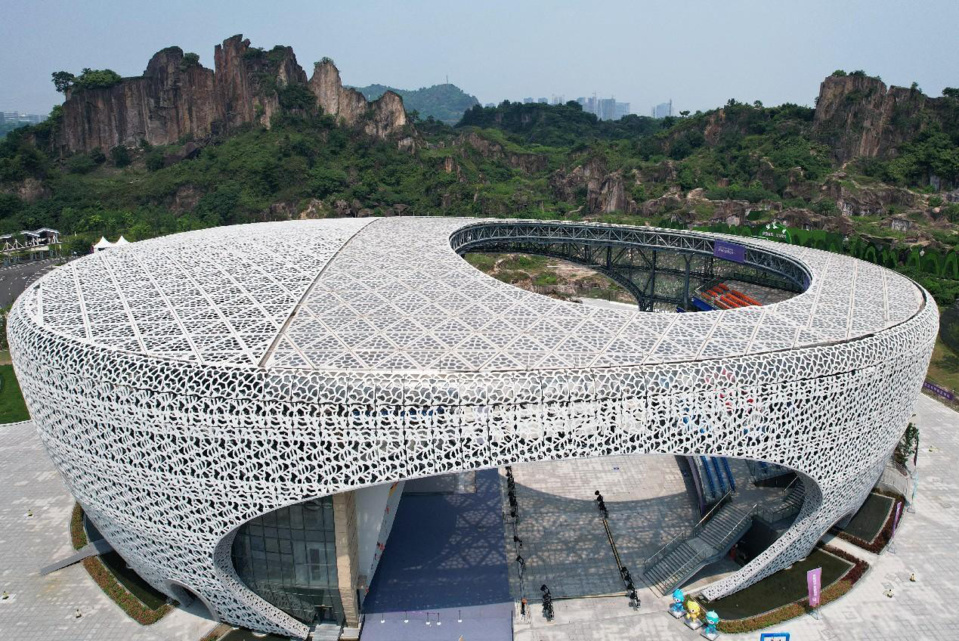 Photo shows the Yangshan Sports Climbing Center, located in Keqiao district, Zhejiang's Shaoxing, the designated venue for the climbing events of the Hangzhou Asian Games. (Photo by Long Wei/People's Daily Online)