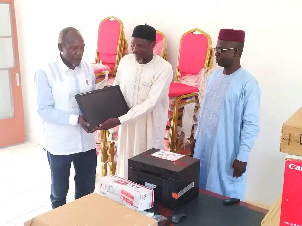 Batha : Le sous bureau du Programme Alimentaire Mondiale(PAM) du Batha a remis des matériels informatiques à la délégation provinciale de l'éducation nationale et de la promotion civique du Batha.