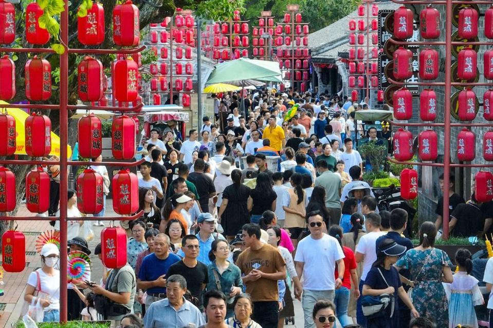 Tourists visit an ancient town in Ningbo, east China's Zhejiang province, Oct. 2. (Photo by Hu Xuejun/People's Daily Online)