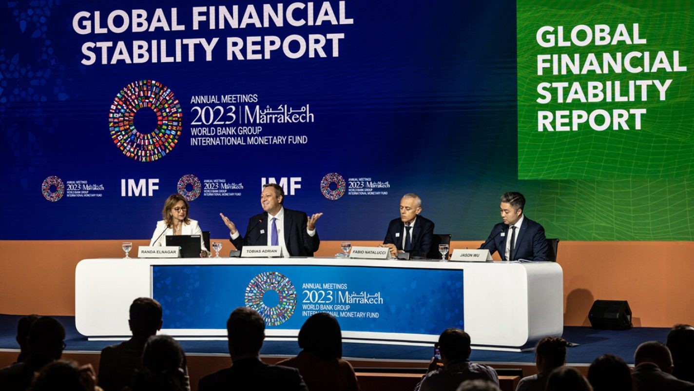 (De gauche à droite) Randa Elnagar, attachée de presse du FMI, Tobias Adrian, directeur du Département des marchés monétaires et de capitaux du FMI, Fabio Natalucci, directeur adjoint du Département des marchés monétaires et de capitaux du FMI, et Jason Wu, directeur adjoint du Département des marchés monétaires et de capitaux du FMI, participent à une conférence de presse. Photo : FADEL SENNA / AFP)