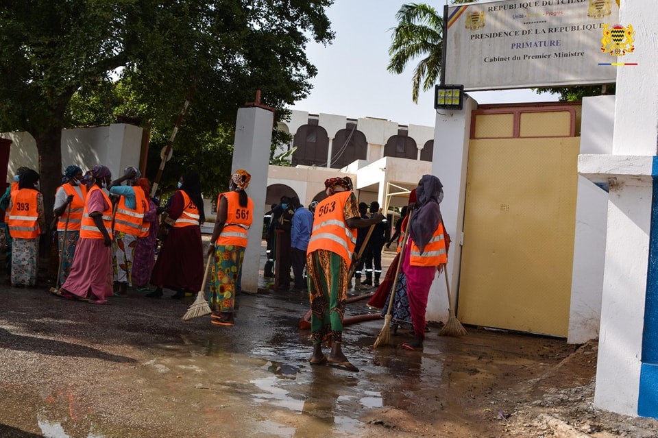 Tchad : Le personnel de la Primature initie une opération de salubrité citoyenne