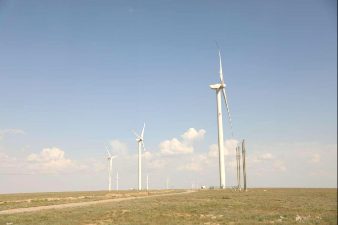 Photo shows the Zhanatas wind farm in Kazakhstan. (Photo by Zhang Xiaodong/People's Daily)