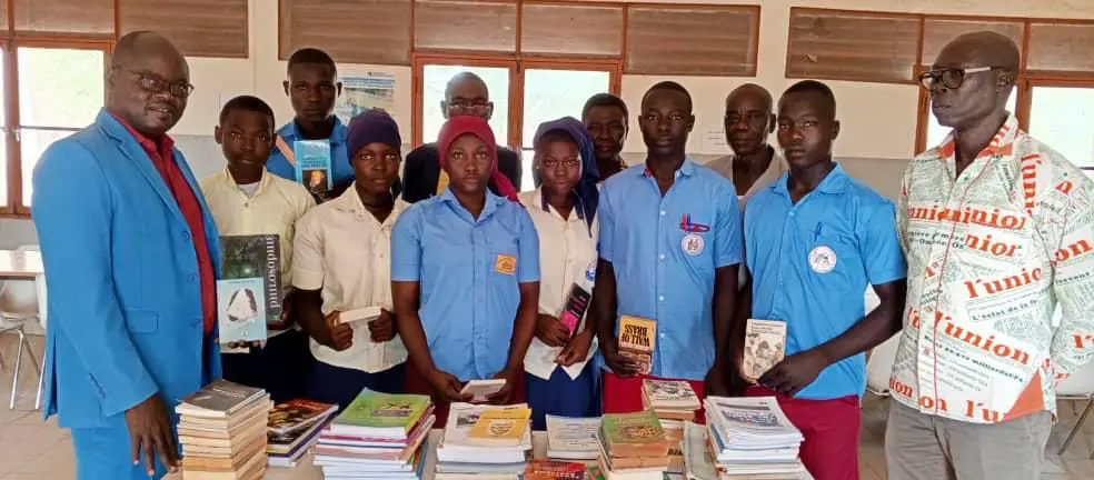Tchad : don de plus de 100 livres à la bibliothèque du lycée n°1 de Kelo