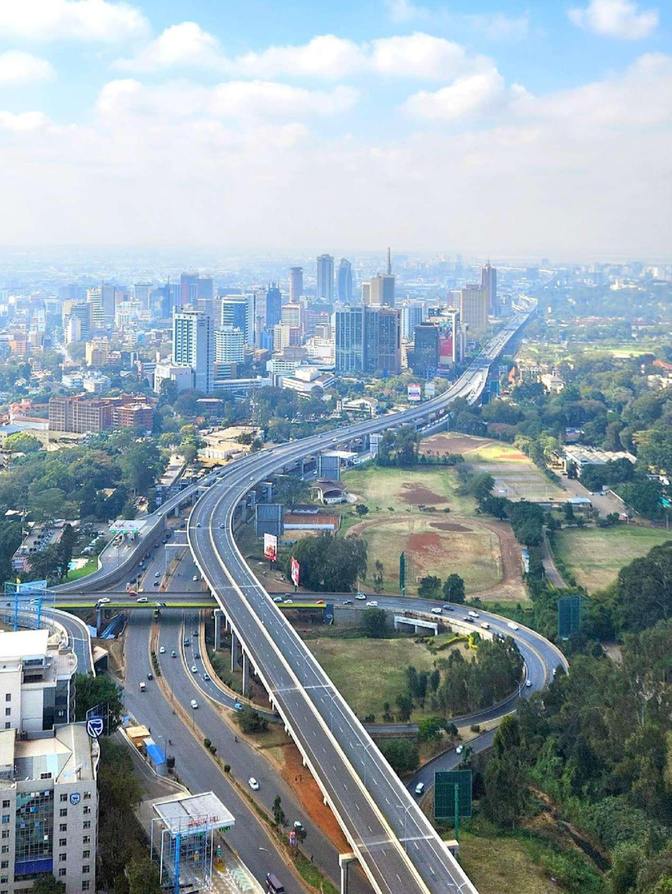 Photo shows a section of the Nairobi Expressway linking the Jomo Kenyatta International Airport, Kenya's main airport, on the eastern side of the country's capital to the Nairobi-Nakuru highway in the west. The expressway has been financed, built, and operated by a Chinese company. (Photo by Huang Weixin/People's Daily)