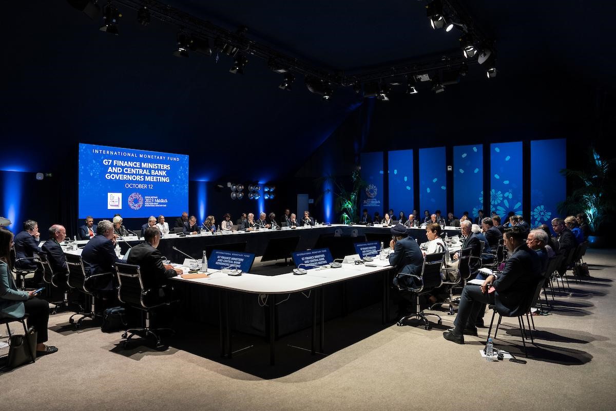 La directrice générale Kristalina Georgieva et la première directrice générale adjointe Gita Gopinath assistent à une réunion des ministres des Finances et des gouverneurs des banques centrales des pays du G7. Photo : FMI.org