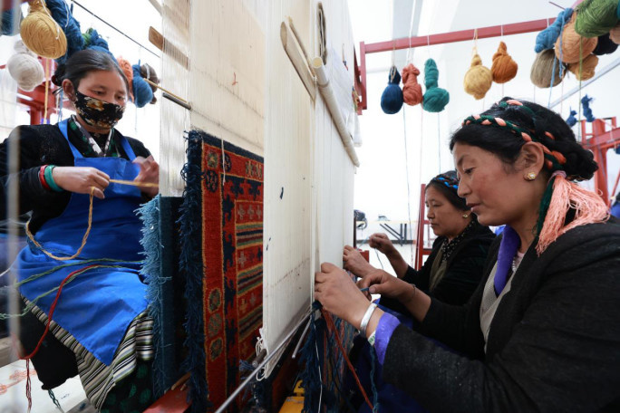 Women in Qonggyai county, southwest China's Tibet autonomous region, practice Tibetan carpet weaving. (Photo by Wang Hu/People's Daily Online)