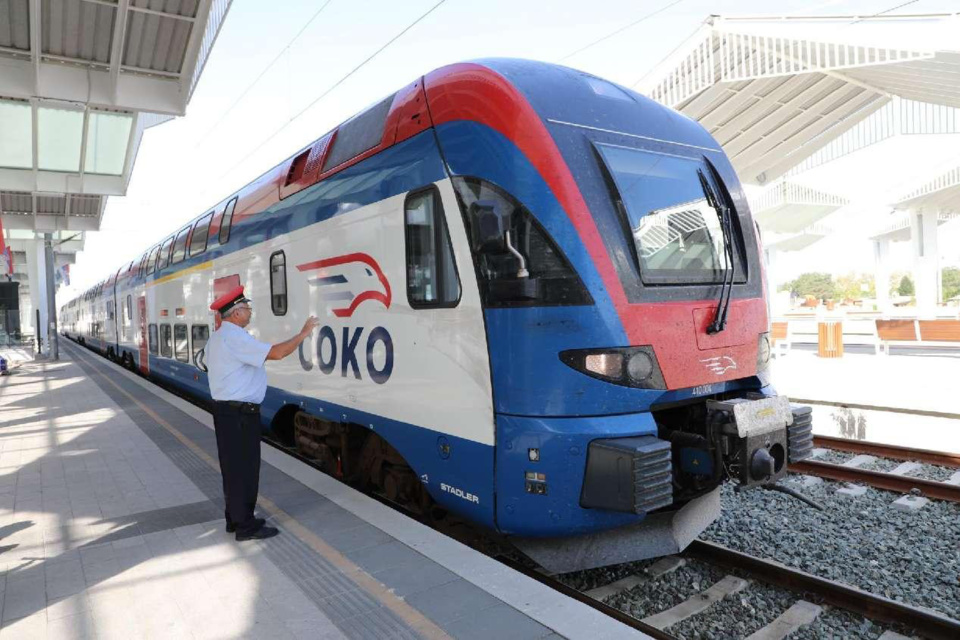 On the Serbian section of the Budapest-Belgrade railway constructed by Chinese companies, a train departs from Novi Sad for Belgrade. (Photo by Xie Yahong/People's Daily)