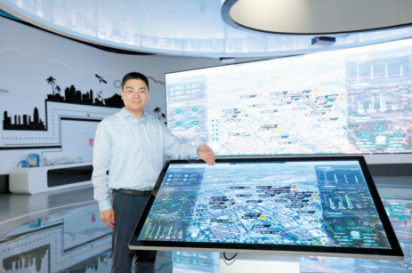 A staff member introduces a digital twin platform of the Yazhou Bay Science and Technology City in Sanya, south China's Hainan province. (Photo from the publicity department of Sanya)