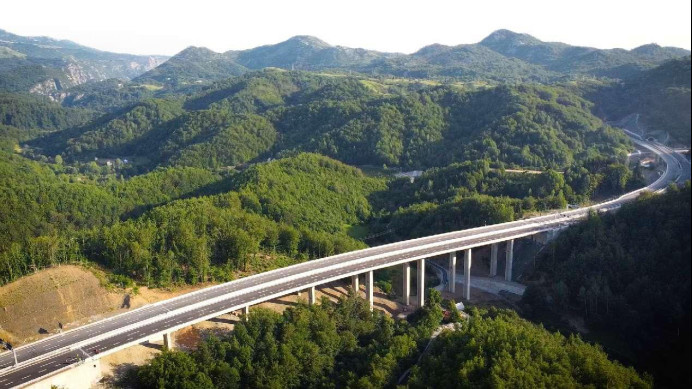Photo shows a section of an expressway built by a Chinese enterprise in Montenegro. (Photo by Lu Xiaochao)