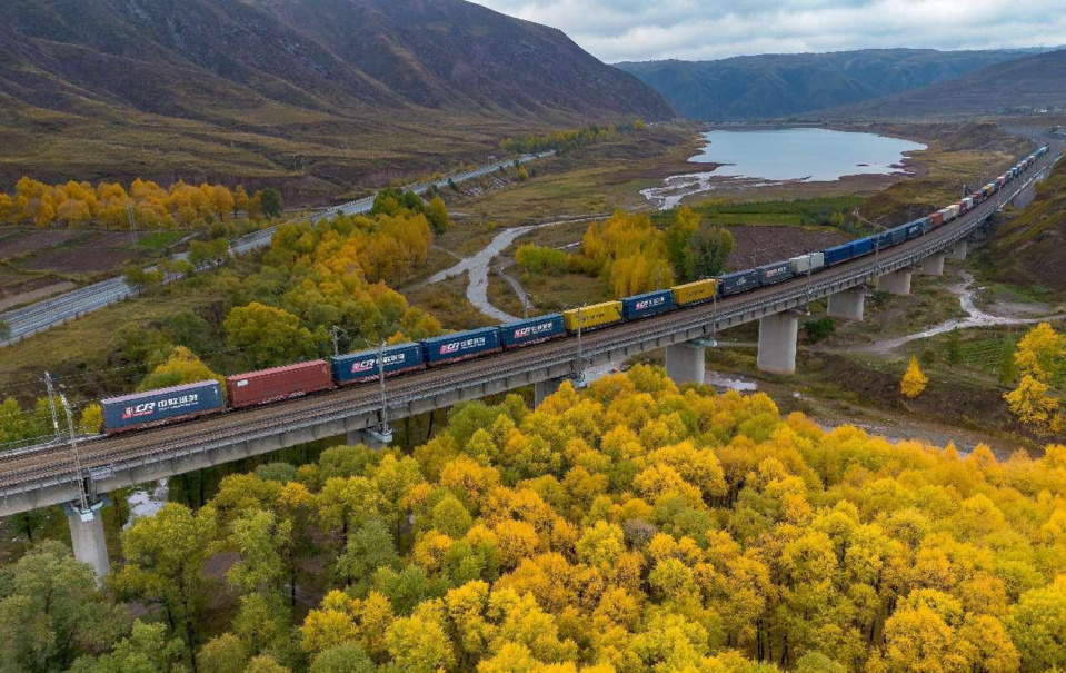 A China-Europe freight train runs on the Lanzhou–Xinjiang railway in Wuwei, northwest China's Gansu province. (Photo by Song Jialong/People's Daily Online) A China-Europe freight train runs on the Lanzhou–Xinjiang railway in Wuwei, northwest China's Gansu province. (Photo by Song Jialong/People's Daily Online)
