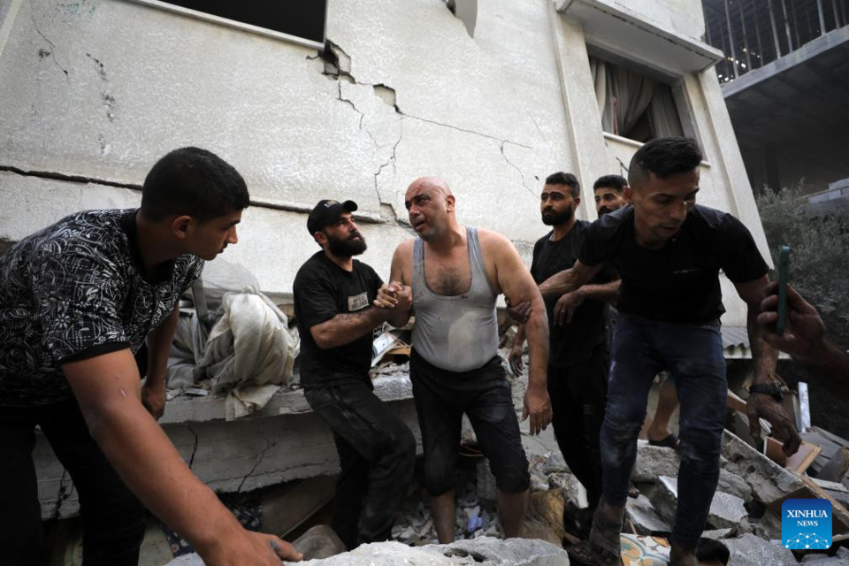 Palestinians transfer an injured man after Israeli airstrikes in Gaza City, on Oct. 25, 2023. The death toll of Palestinians from Israeli airstrikes on the Gaza Strip has risen to 6,546, said the Hamas-run Health Ministry in Gaza Strip on Wednesday. Meanwhile, 17,439 Palestinians were wounded in the coastal enclave, the ministry said in a statement. (Photo by Yasser Qudih/Xinhua)