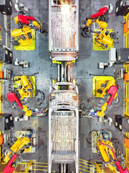 New energy vehicles are manufactured in a workshop of an enterprise in Ganzhou, east China's Jiangxi province. (Photo by Zhu Haipeng/People's Daily Online)