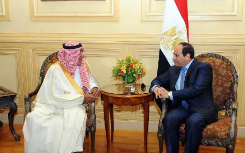 Le président égyptien Abdel Fattah al-Sissi (d) et le prince d'Arabie saoudite Muqrin bin Abdulaziz al-Saud, à Charm el-Cheikh le 13 mars 2015