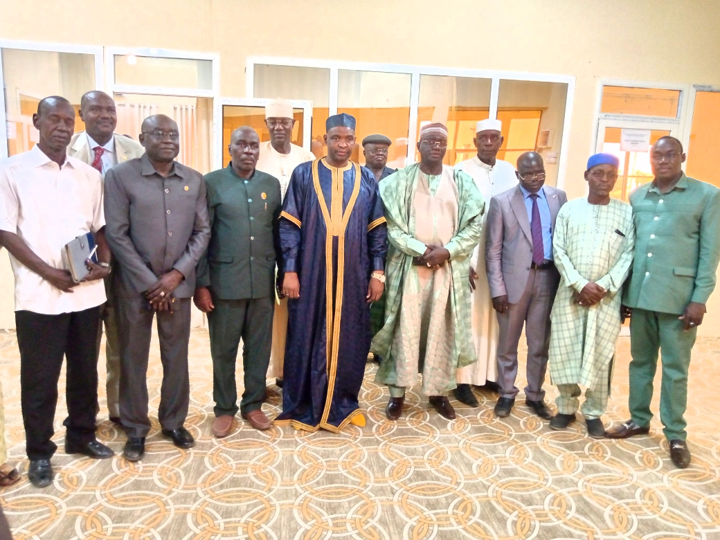 Tchad : la HAMA remet les textes réglementaires de la campagne référendaire au CNCP et à la CONOREC Tchad : la HAMA remet les textes réglementaires de la campagne référendaire au CNCP et à la CONOREC