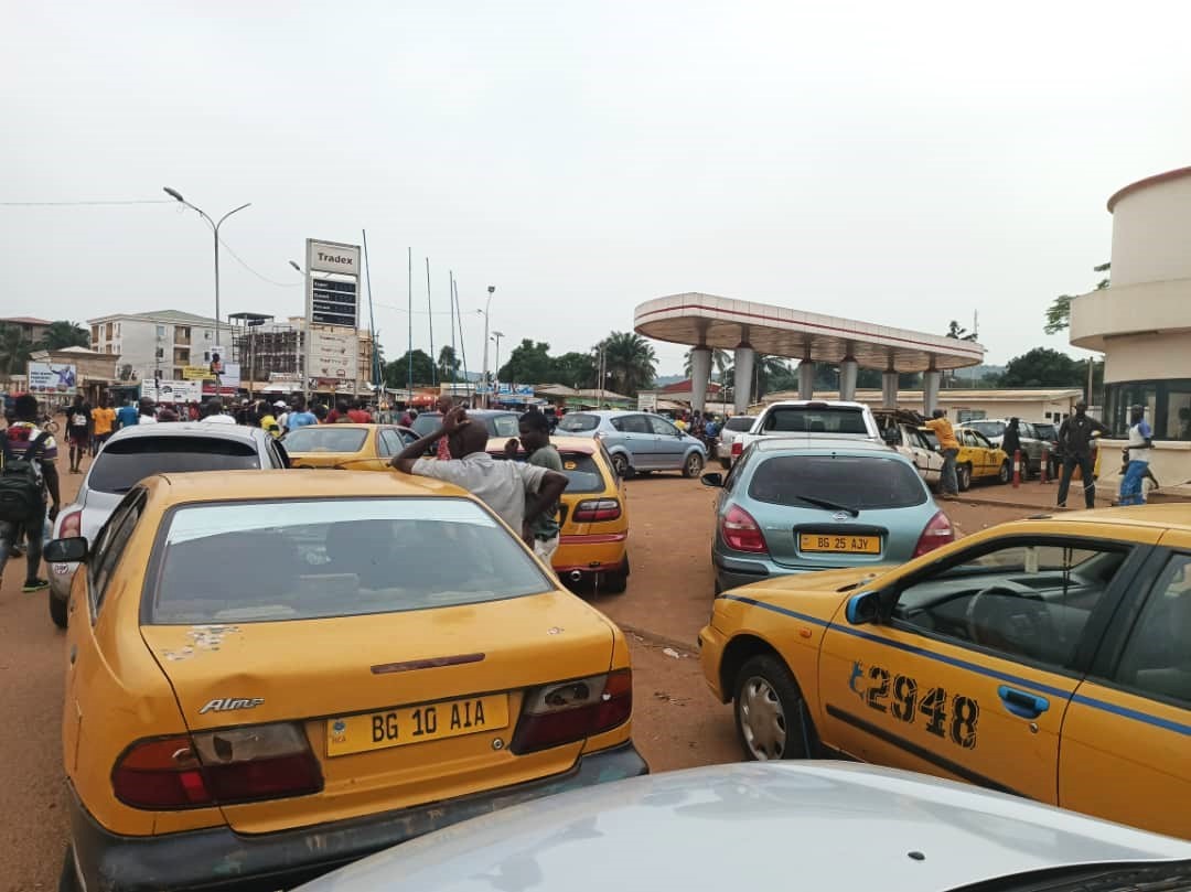 Colonnes de véhicules dans une station-service de Bangui, le 18 avril 2023 copyright Radio Ndeke Luka