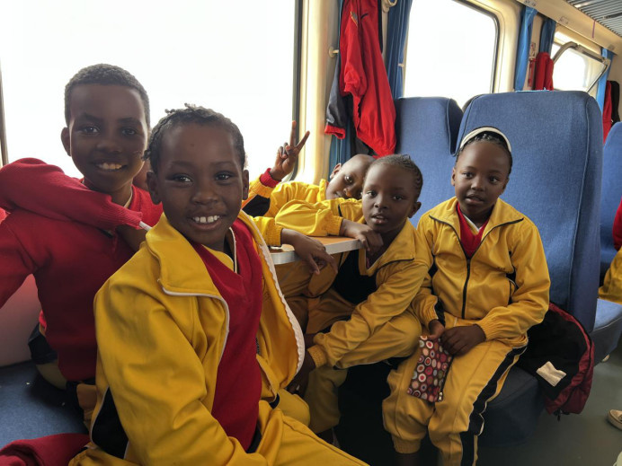 The Mombasa-Nairobi Standard Gauge Railway is a signature project of China-Kenya Belt and Road cooperation. Photo shows Kenyan students taking a train on the railway. (Photo by Zhang Zhiwen/People's Daily)