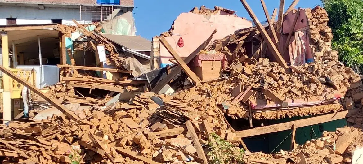 Photo gracieusement autorisée de PK Shahi, juriste, municipalité de Bheri Maisons détruites par le tremblement de terre de magnitude 6,4 qui a frappé l'ouest du Népal faisant, selon les rapports préliminaires, au moins 150 morts et des centaines de blessés.