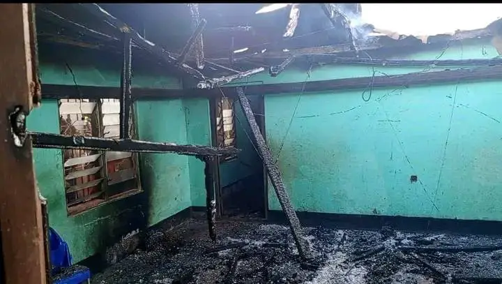 L'une des maisons incendiées à Mamfé par les séparatistes anglophone / Peter Kum