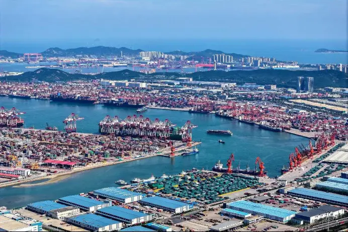 Photo shows a container terminal in the Qingdao Area of China (Shandong) Pilot Free Trade Zone. (Photo by Han Jiajun/People's Daily Online)