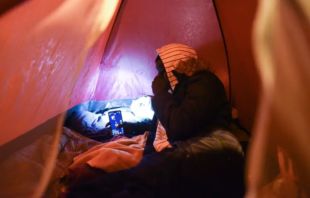 Image d'illustration d'un migrant qui vit sous une tente, à Paris. Crédit : Mehdi Chebil pour InfoMigrants