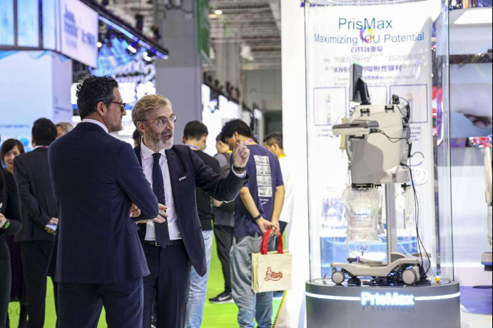 Photo taken on Nov. 5, 2023 shows the Medical Equipment and Healthcare Products exhibition area of the sixth China International Import Expo. (Photo by Wang Chu/People's Daily Online)
