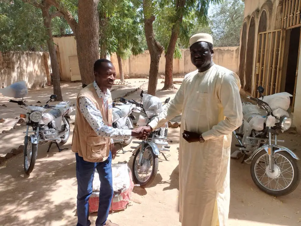 Batha :  la GIZ-PROFISEM remet des motocyclettes aux techniciens de l'ANADER et à la DPVC