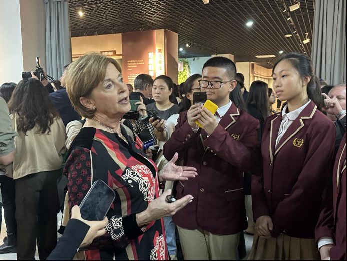 Nell Calloway communicates with local students at the Stilwell Museum in southwest China's Chongqing municipality. (Photo by Liu Lingling/People's Daily)