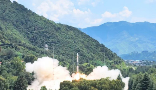A Kuaizhou-1A (KZ-1A) carrier rocket produced in the Wuhan National Aerospace Industry Base in Wuhan, capital of central China's Hubei province, successfully blasts off from a satellite launch center. (Photo by Hu Xujie)