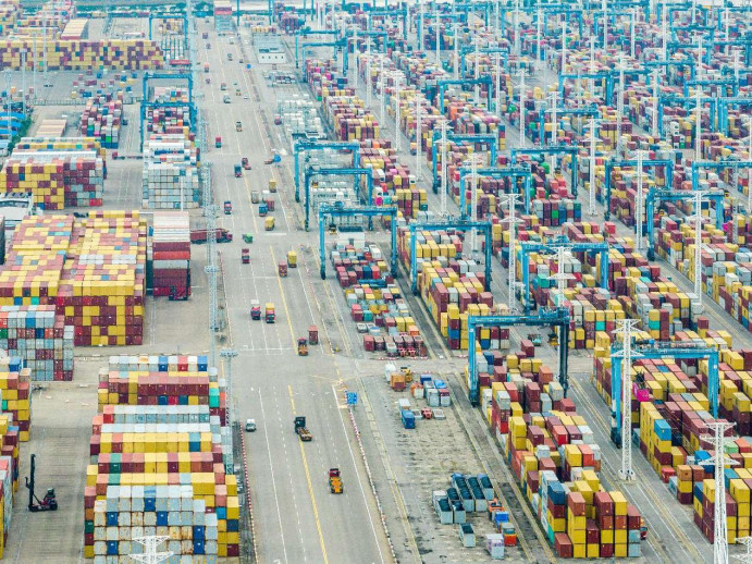 Containers are handled at the Ningbo Zhoushan port in east China's Zhejiang province. (Photo by Tang Jiankai/People's Daily Online)