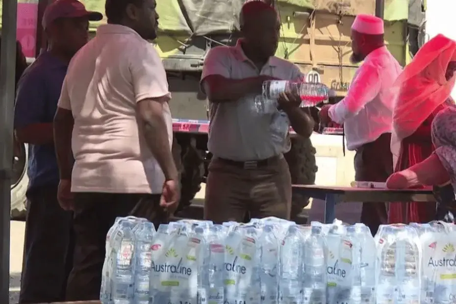 Distribution d’eau pour tous à Mayotte. Image: Mayote la 1ère