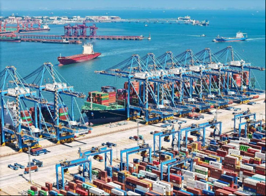 Photo shows a busy scene of the Qingdao area of the China (Shandong) Pilot Free Trade Zone in east China's Shandong province. (Photo by Zhang Jin'gang/People's Daily Online)